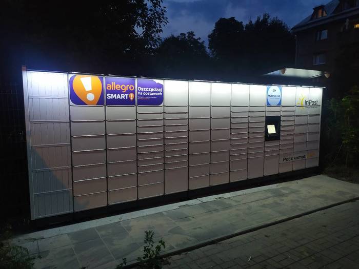 Paczkomat ZAB22M obok posesji