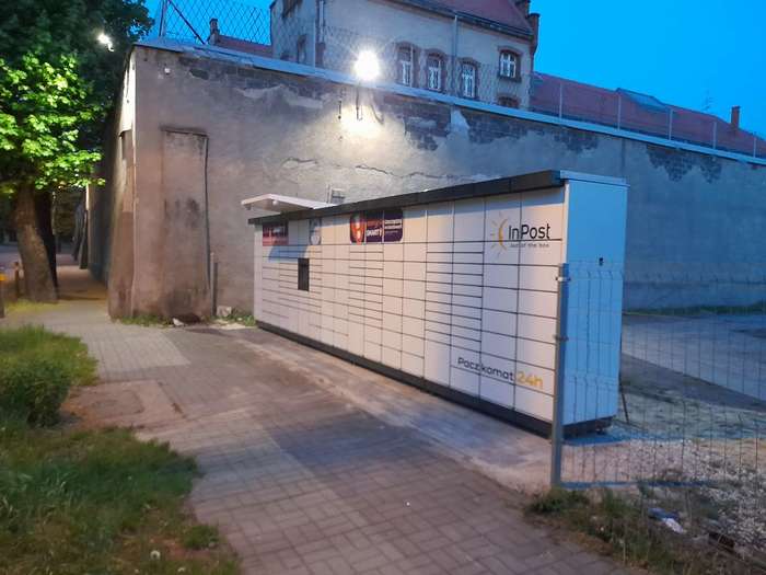 Paczkomat ZAB37M Parking Sądu Rejonowego w Zabrzu