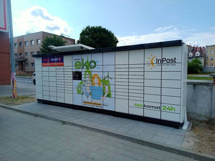 Paczkomat ZAG01APP na parkingu supermarketu