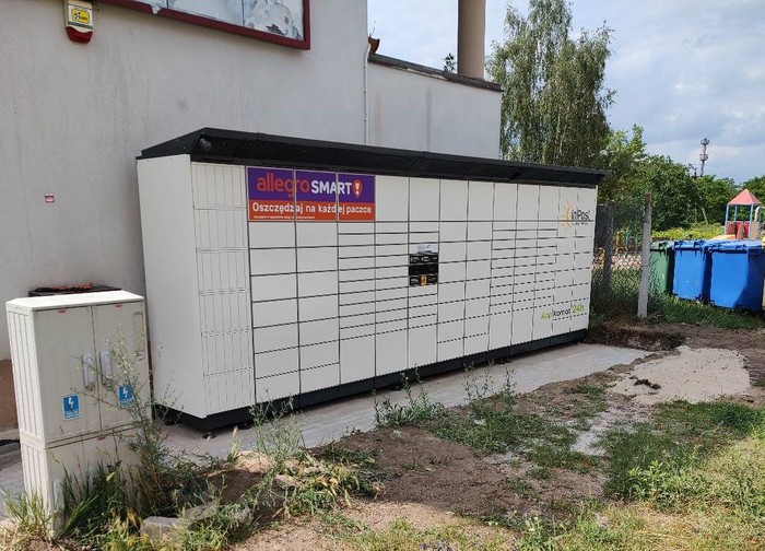 Поштомат ZAG02BAPP Z boku sklepu Żabka.