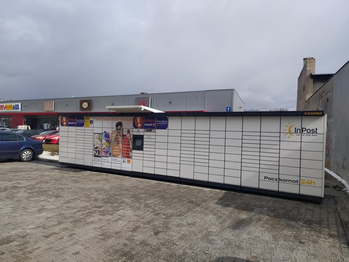 Paczkomat ZAG02M Na parkingu sklepu Lidl