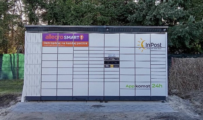 Поштомат ZAG03BAPP Przy sklepie spożywczym.
