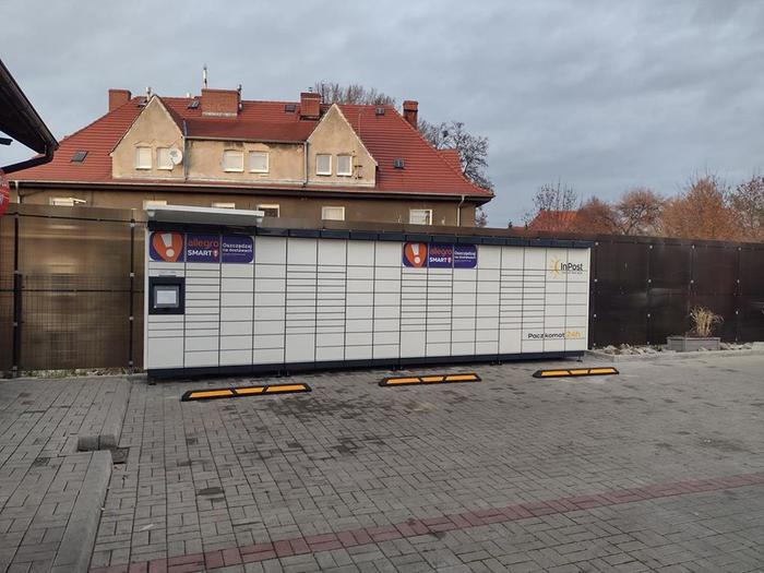 Paczkomat ZAG05M na parkingu myjni Pamar