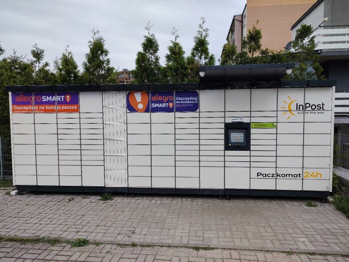 Paczkomat ZAG06M na terenie posesji