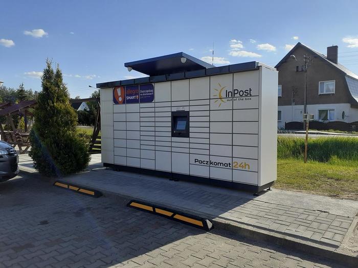 Paczkomat ZAG08M na parkingu stacji paliw