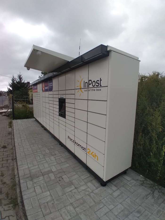 Paczkomat ZAG09M na parkingu od ulicy Szkolnej