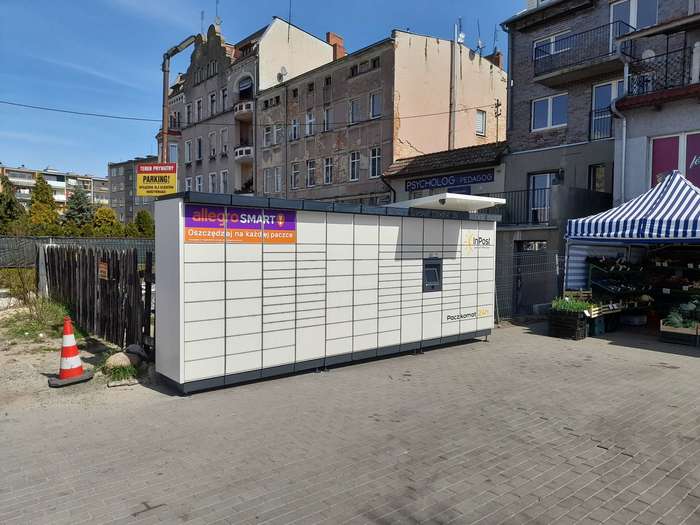 Paczkomat ZAG13M na parkingu przed sklepem Księżnej  Żaganny 12 A