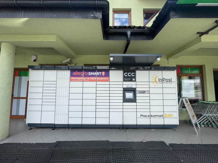 Parcel Locker ZAK05M przy wejściu do sklepu Delikatesy Centrum