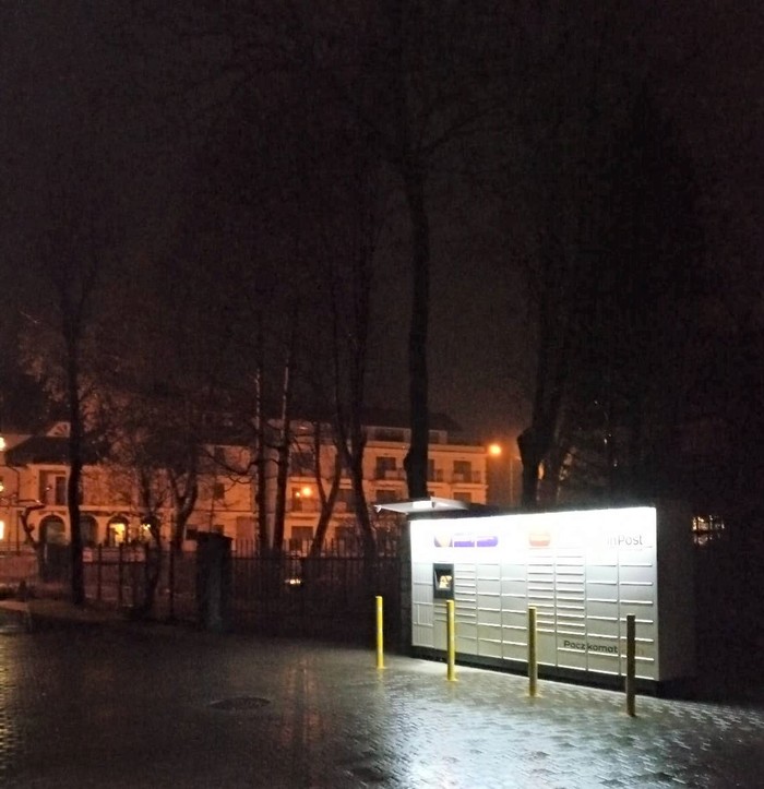Parcel Locker ZAK06M przy wjeździe do hotelu