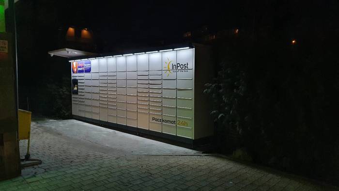 Parcel Locker ZAK08M przy wejściu do sklepu Delikatesy Centrum