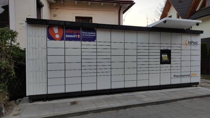 Paczkomat ZAK10M przy skrzyżowaniu ul. Piłsudskiego i Makuszyńskiego