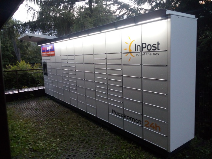 Parcel Locker ZAK11M na parkingu za sklepem Delikatesy Centrum