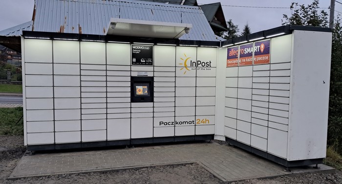 Paczkomat ZAK16M Przy przystanku autobusowym