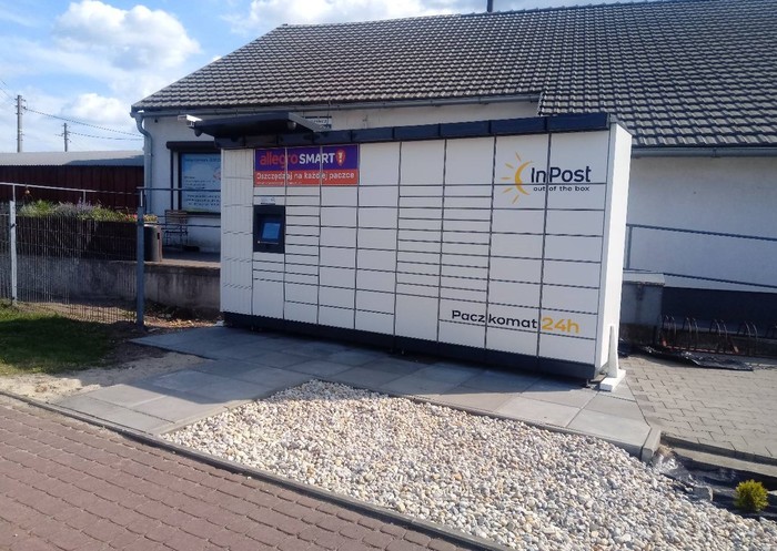 Paczkomat ZAKR01M Przed sklepem spożywczym