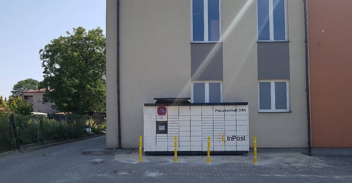 Paczkomat ZAM01M Przy sklepie meblowym Bratpol