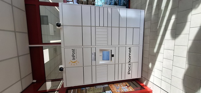 Paczkomat ZAM04HP Po prawej stronie za wejściem
