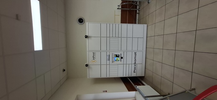 Paczkomat ZAM05HP Po lewej stronie za wejściem