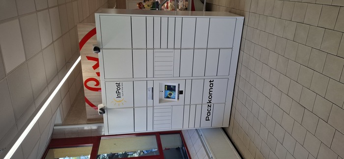 Parcel Locker ZAM06HP Za wejściem po lewej stronie