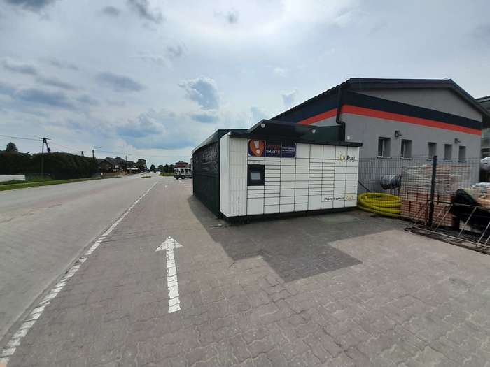 Paczkomat ZAP01M Na parkingu sklepu Majster