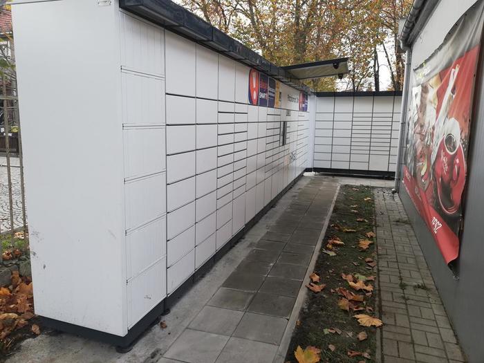 Paczkomat ZAR01N przy budynku stacji paliw