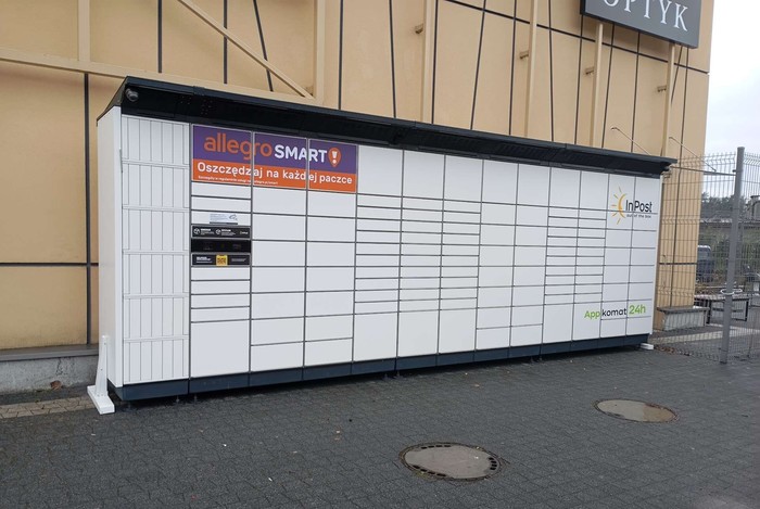 Paczkomat ZAR02BAPP Po prawej stronie od wejścia do A10 Park.