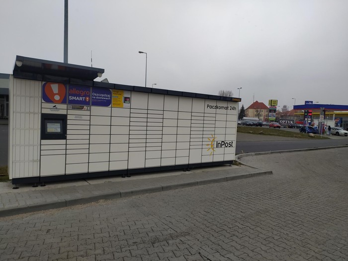 Paczkomat ZAR02M na parkingu myjni