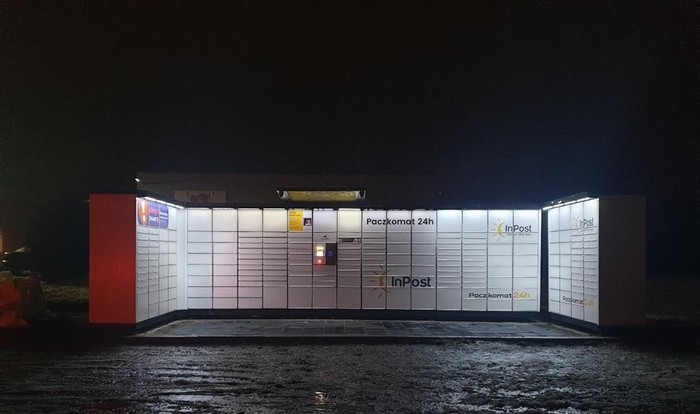 Paczkomat ZAR02N na parkingu przed Salą Styl
