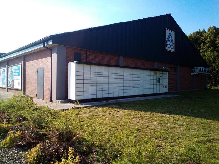 Paczkomat ZAR03N Przy bocznej ścianie sklepu Aldi