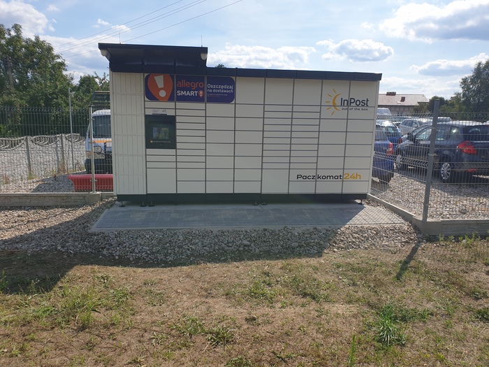 Paczkomat ZAR04M na parkingu