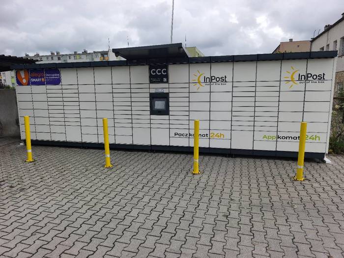 Parcel Locker ZAR07M na parkingu