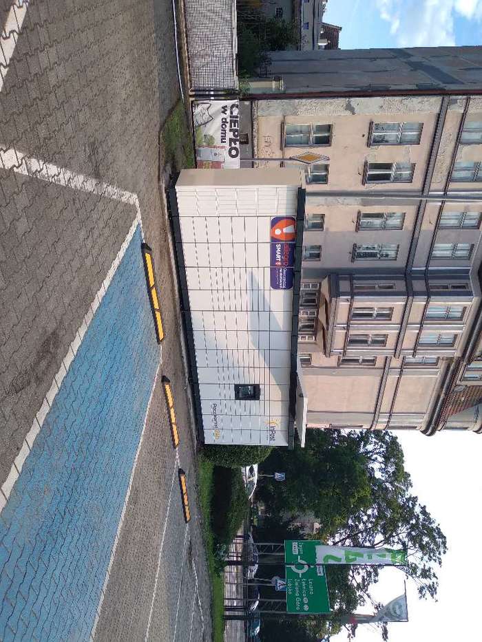 Paczkomat ZAR12M na parkingu