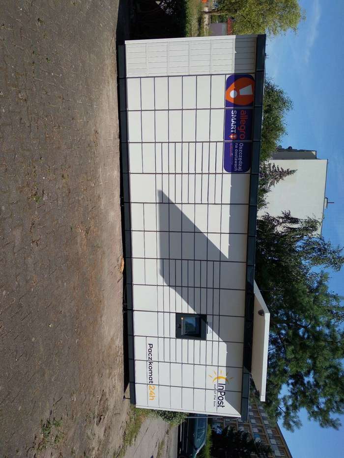 Paczkomat ZAR13M na parkingu