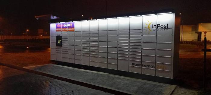 Поштомат ZAR15M przy parkingu centrum handlowego