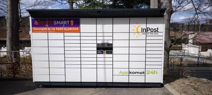 Paczkomat ZARD01BAPP na parkingu obok OSP