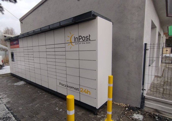 Paczkomat ZAW23M przy lewej ścianie budynku