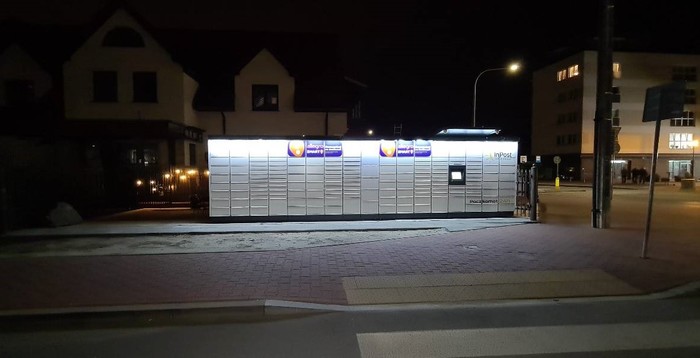 Paczkomat ZBA07M przy wejściu od ul. Złotej