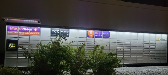 Поштомат ZBA08M Na elewacji KFC od strony parkingu