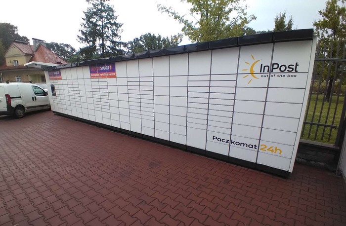 Parcel Locker ZBA10M Na parkingu budynku biurowego
