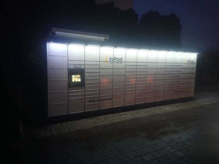 Paczkomat ZBA12M Na parkingu sklepu spożywczego