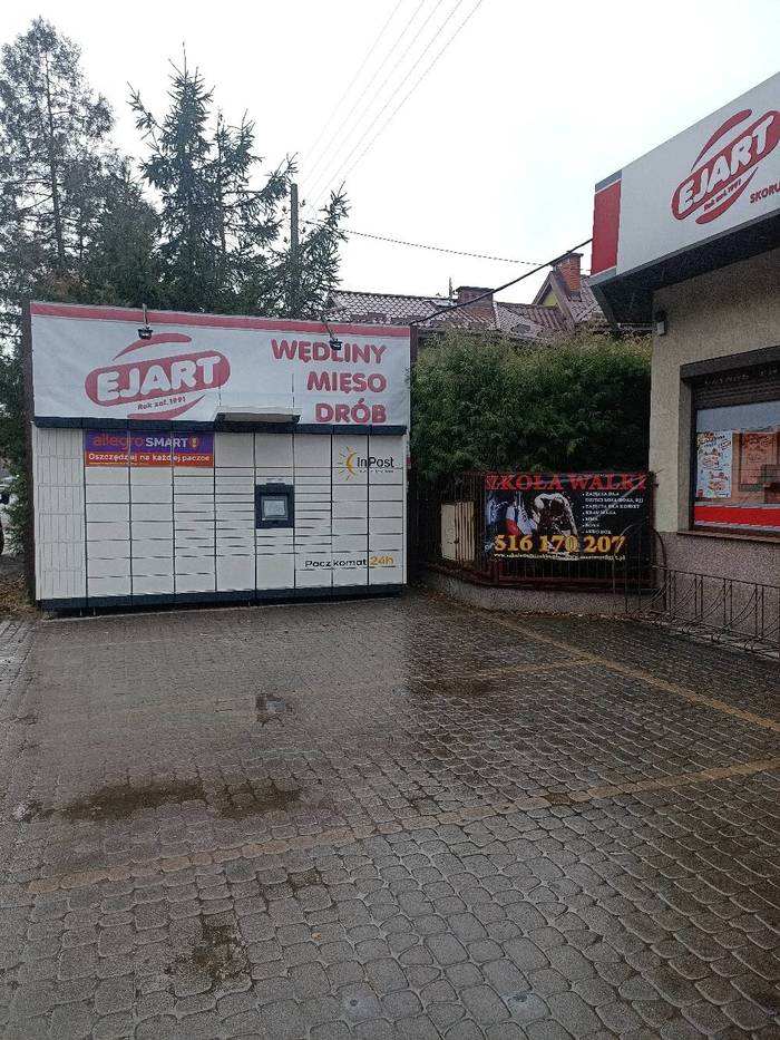 Paczkomat ZBA14M na parkinku sklepu spożywczego