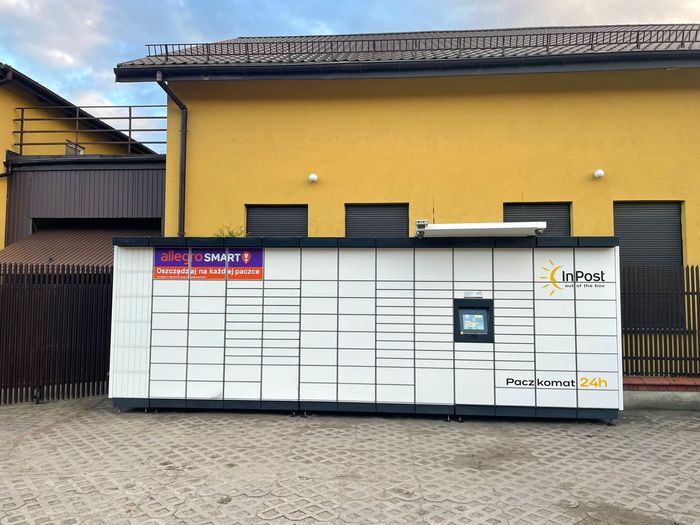 Paczkomat ZBA15M parking przed budynkiem