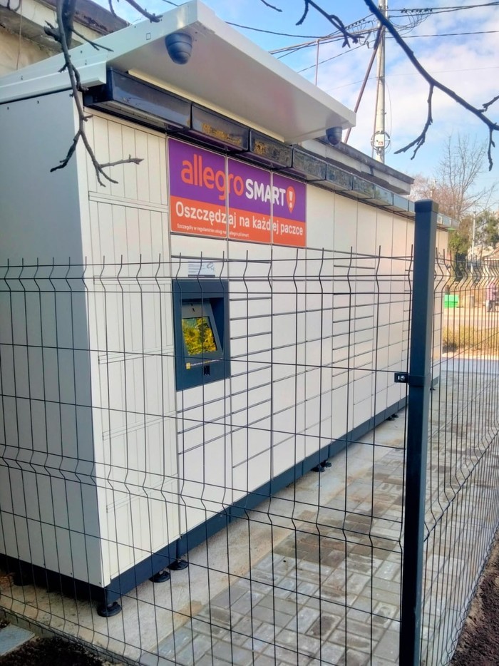 Paczkomat ZBA16M parking przed sklepem