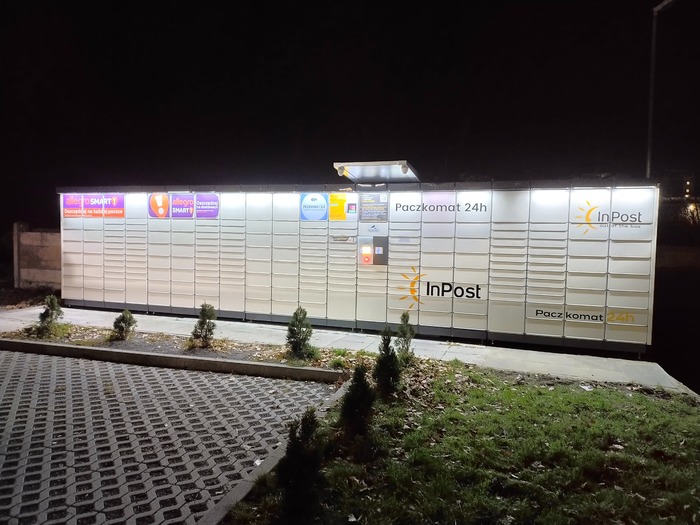 Paczkomat ZBC02N Na parkingu pawilonu handlowego, przy sklepie Pepco
