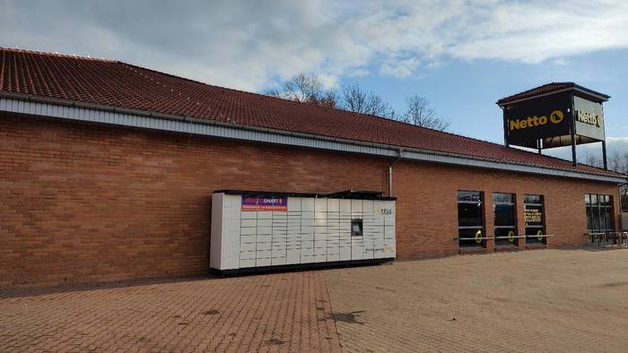 Parcel Locker ZBC03M Na lewo od wejścia do Netto