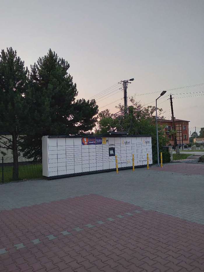 Parcel Locker ZBE01M Na parkingu sklepu