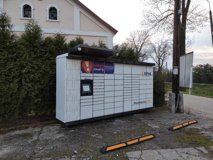 Paczkomat ZBK01M Obok kiosku Novex