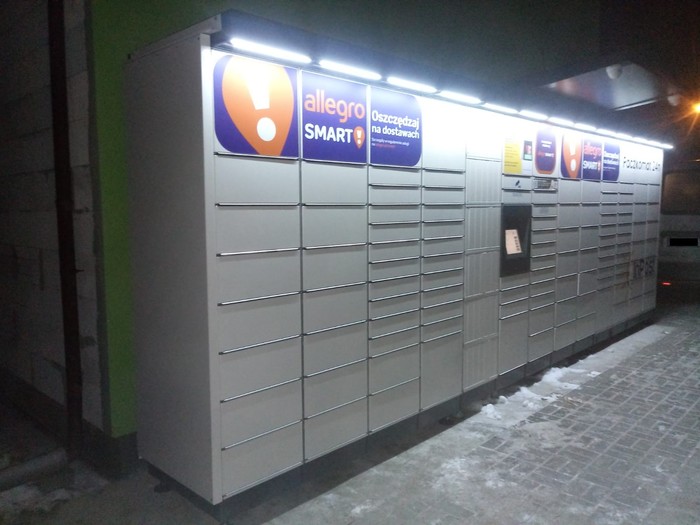 Paczkomat ZBO01M Na parkingu obok sklepu daWINci i Stihl