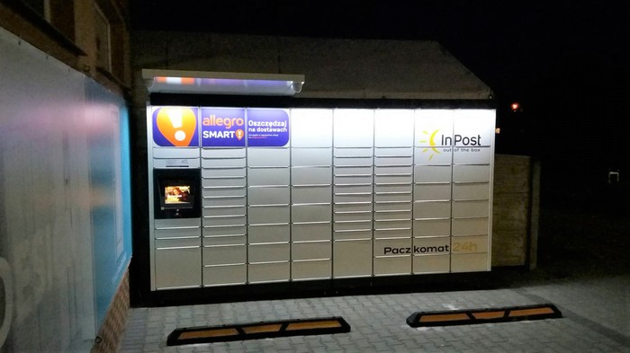 Paczkomat ZBO04M na parkingu