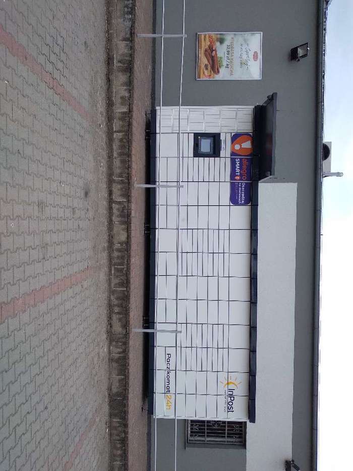 Parcel Locker ZBO05M wzdłuż bocznej ściany delikatesów