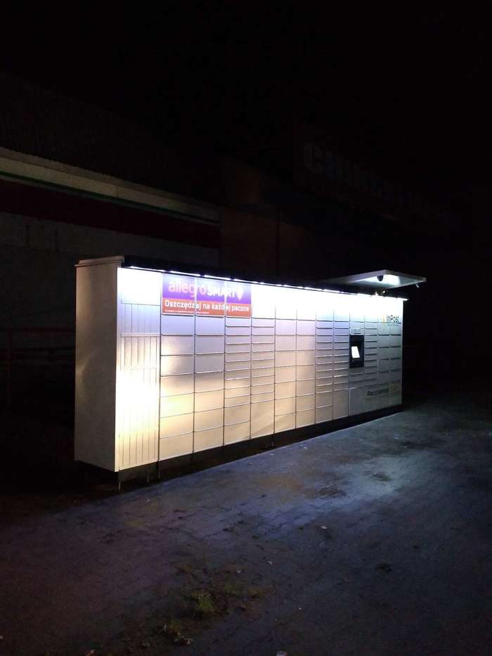 Paczkomat ZBO06M na parkingu przed marketem